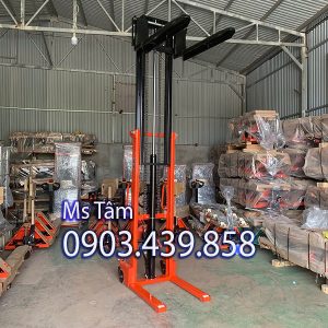 xe nâng tay cao 2 tấn